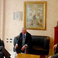 L'incontro tra il sindaco e il generale Carli, alla presenza di Ruggiero Graziano dell'Anmig Barletta.