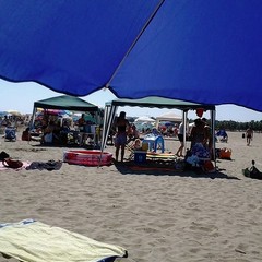 Spiaggia dei gazebo: un'abitudine tutta barlettana. La segnalazione fotografica di una lettrice.