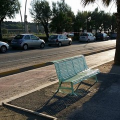 Panchine riverniciate sul lungomare di Ponente