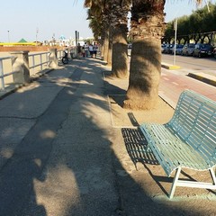 Panchine riverniciate sul lungomare di Ponente