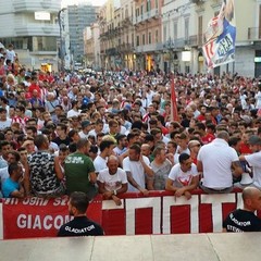 I tifosi biancorossi in Piazza Caduti
