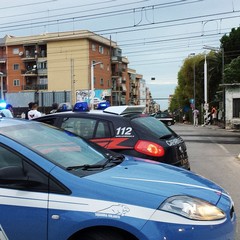 Polizia e Carabinieri intervengono al passaggio a livello in via Andria