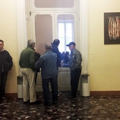 Porte chiuse al consiglio comunale: durante il primo intervento le forze dell'ordine hanno chiesto a pubblico e giornalisti di allontanarsi dall'aula.