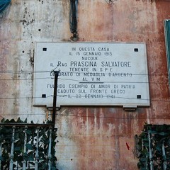 La lapide sulla casa di Salvatore Prascina