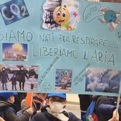 Aria pulita per Barletta, centinaia di studenti protestano contro l’inquinamento