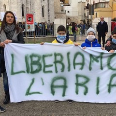 Aria pulita per Barletta, centinaia di studenti protestano contro l’inquinamento