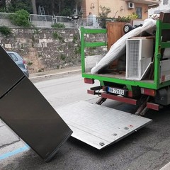 La Bar.S.A. denuncia: frigoriferi abbandonati vicino alle campane del vetro