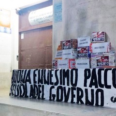 Goliardici pacchi regalo consegnati alle scuole di Barletta dai rappresentanti di Blocco Studentesco.