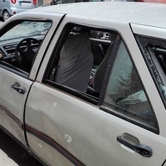 Bomba carta tra via Scommegna e via Dimiccoli, danni evidenti ad un'auto