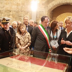 Il prefetto Minerva, il sindaco Cascella, l'assessore Caroppo, il ministro Pinotti e la restauratrice Monica Cannillo