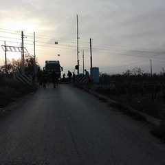 Camion bloccato sul passaggio a livello in località Petraro