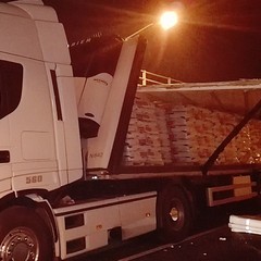 Camion scoperchiato al sottovia della Madonna dello Sterpeto