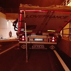 Camion scoperchiato al sottovia della Madonna dello Sterpeto