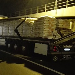 Camion scoperchiato al sottovia della Madonna dello Sterpeto