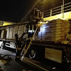 Camion scoperchiato al sottovia della Madonna dello Sterpeto