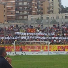 Gli ultras del Catanzaro salutano il Barletta