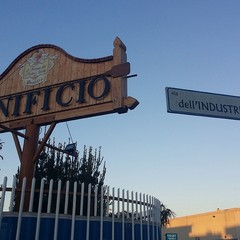 Prendono fuoco silos di farina in via dell'Industria