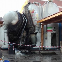 Prendono fuoco silos di farina in via dell'Industria