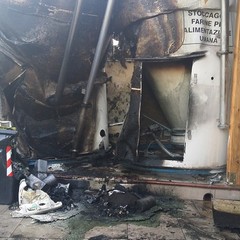 Prendono fuoco silos di farina in via dell'Industria