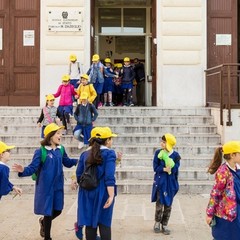 I piccoli studenti della "D'Azeglio" in visita al collegamento ferroviario Bari-Barletta