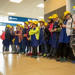 I piccoli studenti della "D'Azeglio" in visita al collegamento ferroviario Bari-Barletta