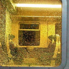 Finestrino distrutto su un treno regionale a Barletta