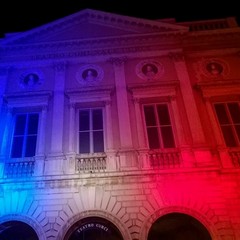 La bandiera francese illumina il teatro "Curci" di Barletta