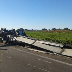 Brutto impatto tra tir e trattore sulla SS16bis, illesi i conducenti