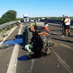 Brutto impatto tra tir e trattore sulla SS16bis, illesi i conducenti