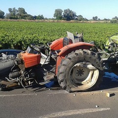 Brutto impatto tra tir e trattore sulla SS16bis, illesi i conducenti
