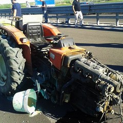 Brutto impatto tra tir e trattore sulla SS16bis, illesi i conducenti