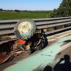 Brutto impatto tra tir e trattore sulla SS16bis, illesi i conducenti