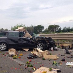 Incidente stradale tra una Volkswagen e un camion trasportante frutta