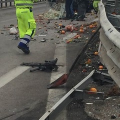 Incidente stradale tra una Volkswagen e un camion trasportante frutta