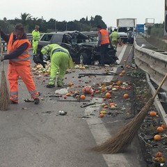 Incidente stradale tra una Volkswagen e un camion trasportante frutta