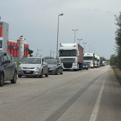 Incidente stradale tra una Volkswagen e un camion trasportante frutta