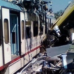 Terribile incidente sulla Bari-Nord, scontro frontale tra due treni