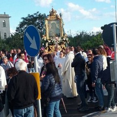 Momento storico: la Madonna dello Sterpeto passa dal nuovo sottovia