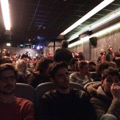 La sala del cinema gremita per assistere alla proiezione gratuita di "Micropàlv"