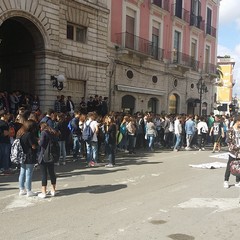 Protesta degli studenti del "Nervi" sotto Palazzo di Città