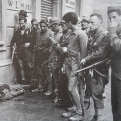 Partigiani davanti al cadavere di un cecchino fascista a Piacenza