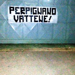 "Perpignano Vattene", striscione aperto sul cancello d'ingresso al "Cosimo Puttilli"