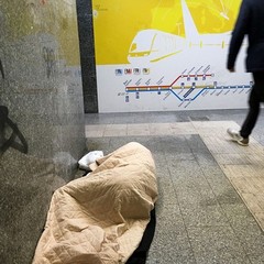 Senzatetto in stazione, succedeva questa mattina al sottopassaggio della Bari Nord