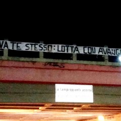 Avanguardia Studentesca espone uno striscione contro la "buona scuola" di Renzi