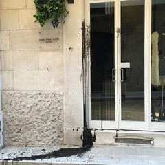 Olio bruciato sulle vetrine, imbrattati i negozi in via Mariano Sante
