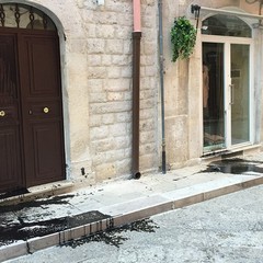 Olio bruciato sulle vetrine, imbrattati i negozi in via Mariano Sante