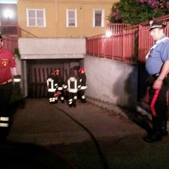 Incendio in via Beccaria, in fiamme un'auto in un garage