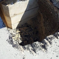 Si apre strana voragine in via Mura del Carmine