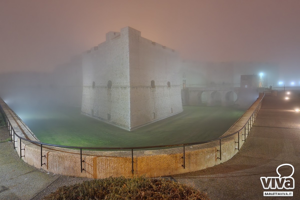 Castello di Barletta avvolto dalla nebbia