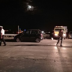 Impatto tra due auto sul cavalcaferrovia all'uscita Barletta Sud